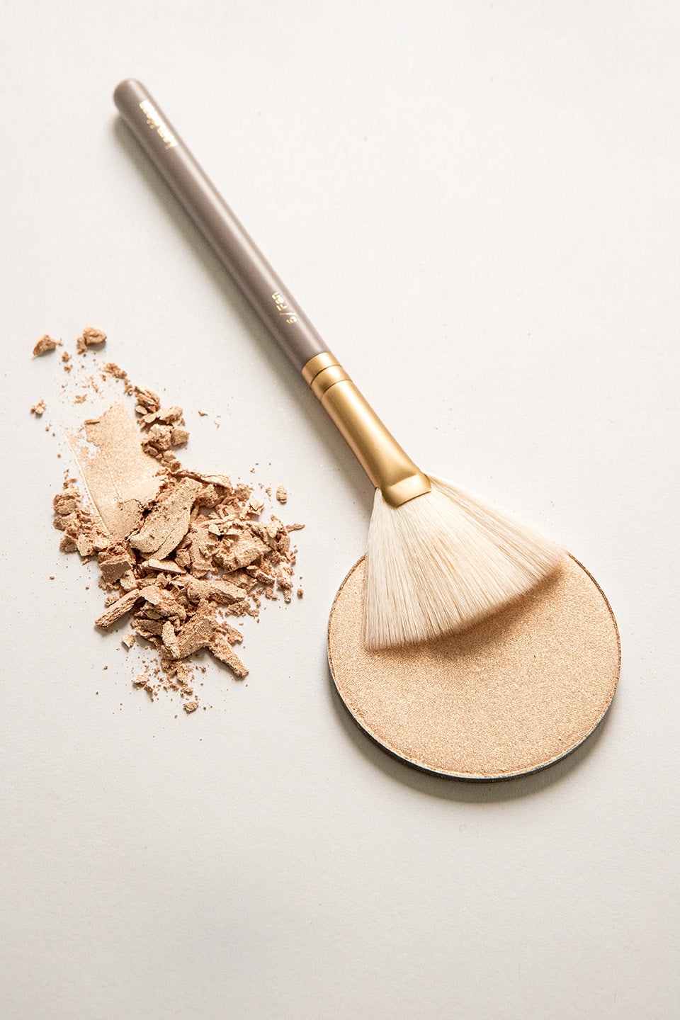 Compact mineral highlighter