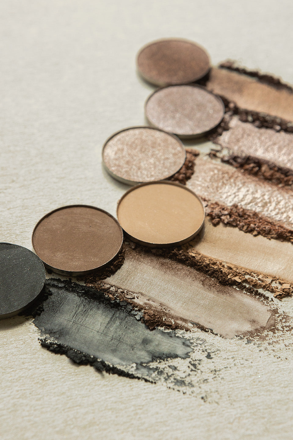 Compact mineral eyeshadow
